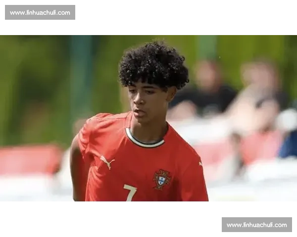 C 罗父子赤膊同框！40 岁总裁肌肉依旧，14 岁迷你罗身高 1 米 85，网友：基因复制粘贴